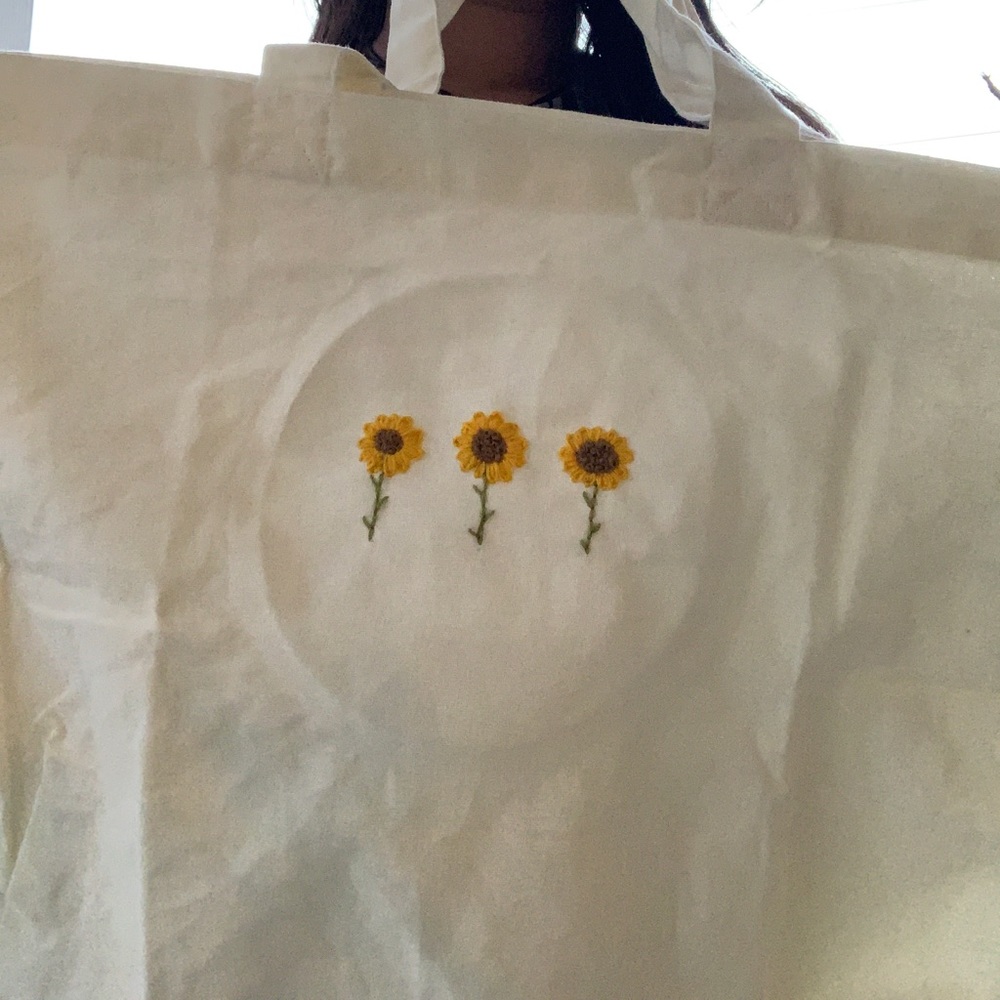 Embroidered tote - Picture 4 of 5